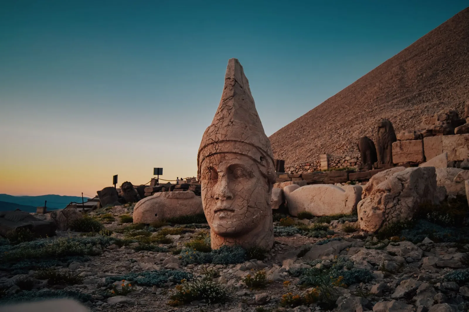 Nemrut Dağı Gezi Rehberi: Heykeller, Ulaşım ve Pratik Bilgiler